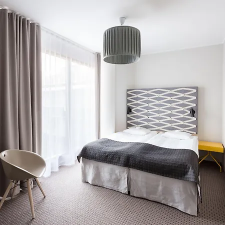 エストニア ＆ スパ 4*