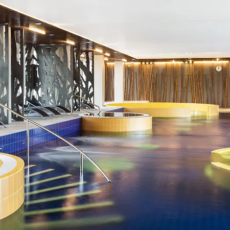 エストニア ＆ スパ 4*