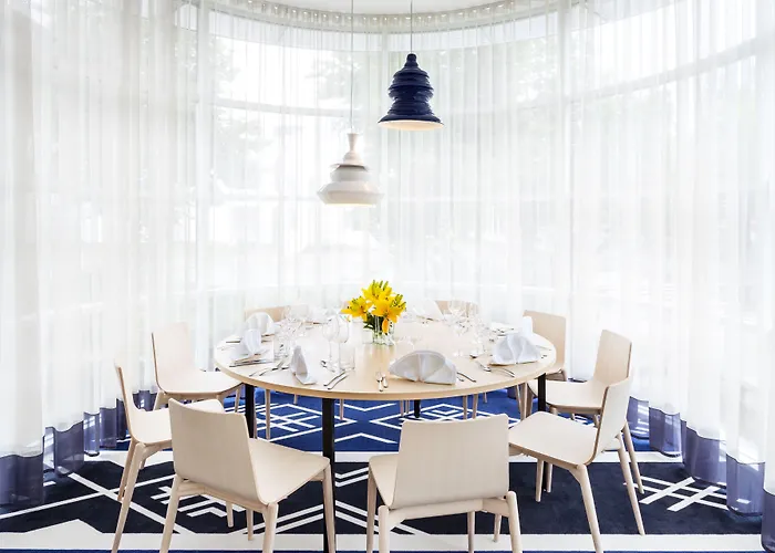 Estonia & Ξενοδοχείο Παρνού